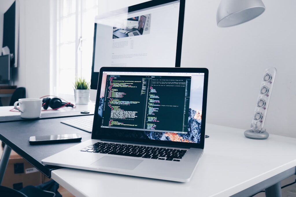 Browser com assistente de IA a navegar e controlar páginas web