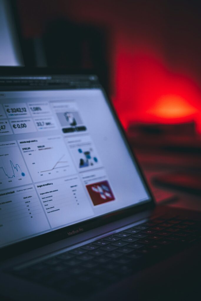 Semrush vs Ahrefs vs Ubersuggest - comparativo de ferramentas SEO 2026