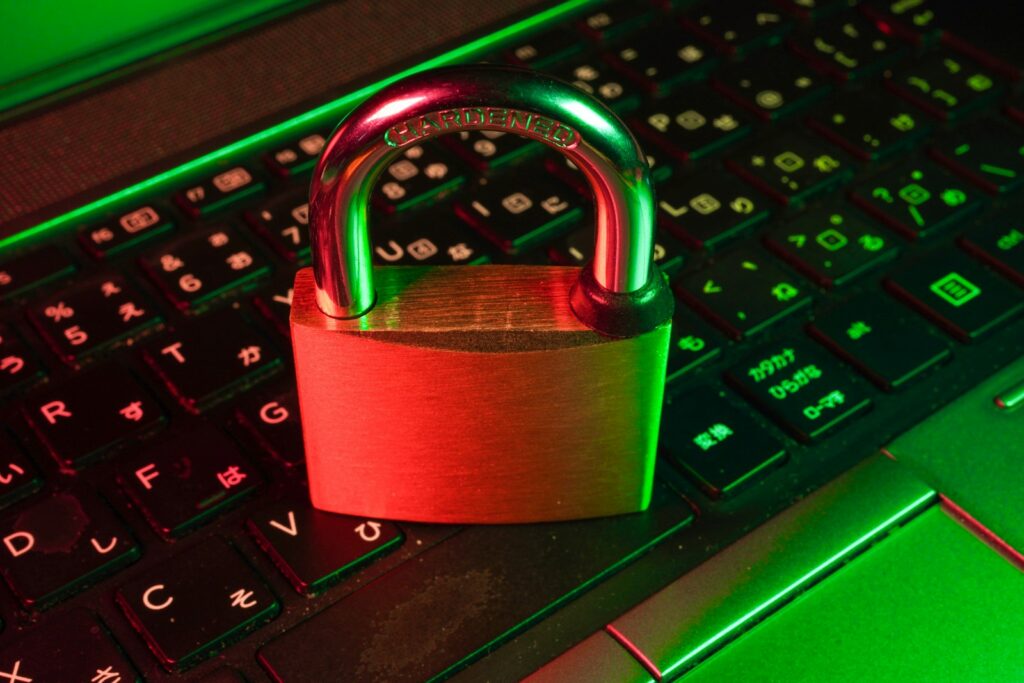 Cadeado sobre teclado, simbolizando como impedir que a IA use os teus dados para treinar