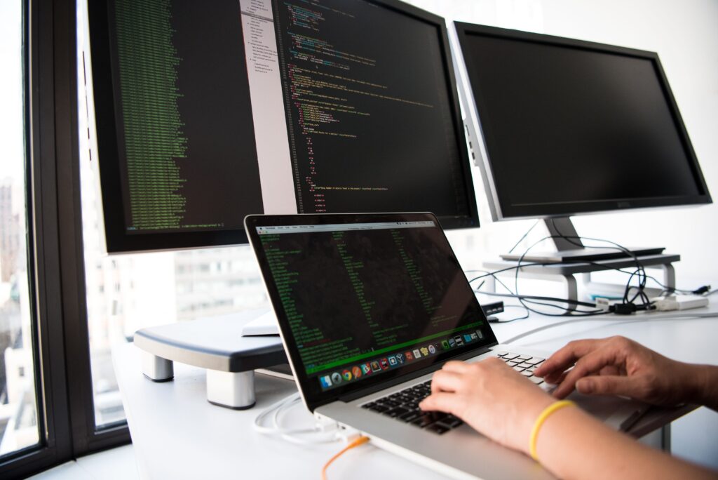 CrewAI vs Langflow: programador a escrever código representando o desenvolvimento de agentes de IA