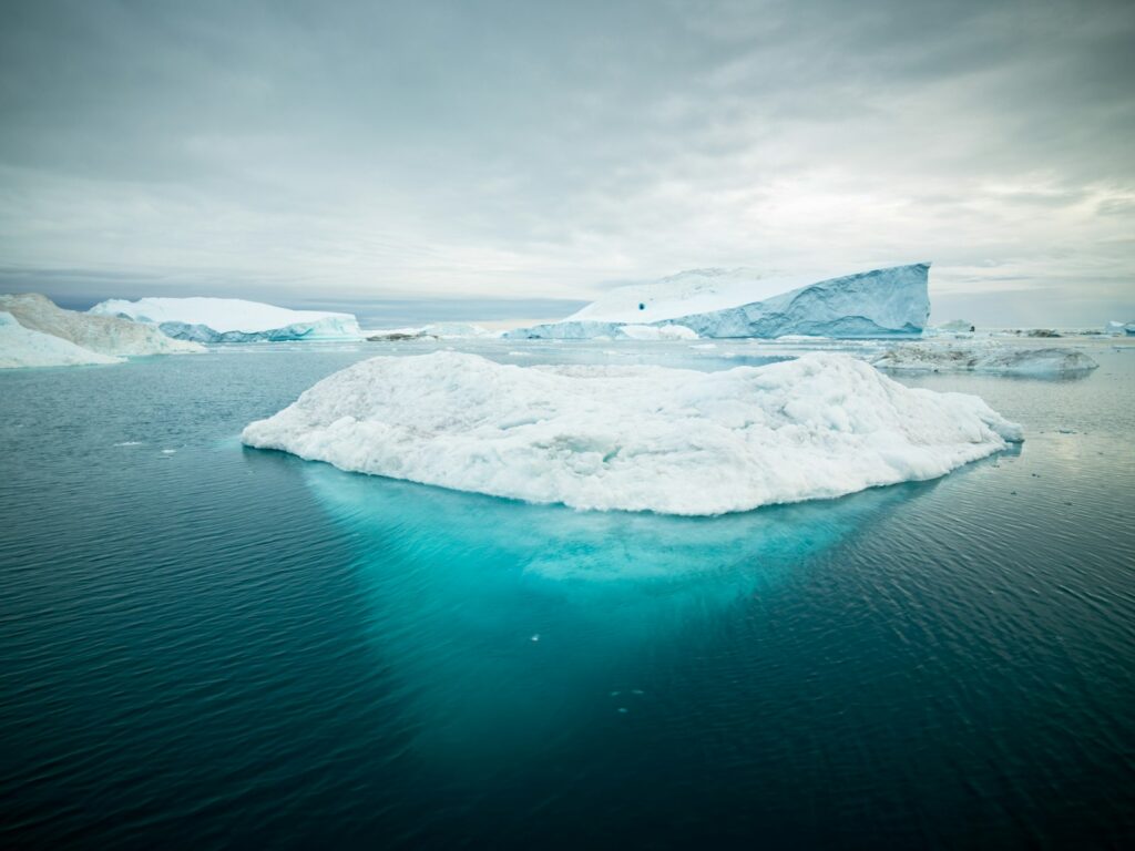 Iceberg com a maior parte submersa, representando o custo oculto da automação com IA além da mensalidade