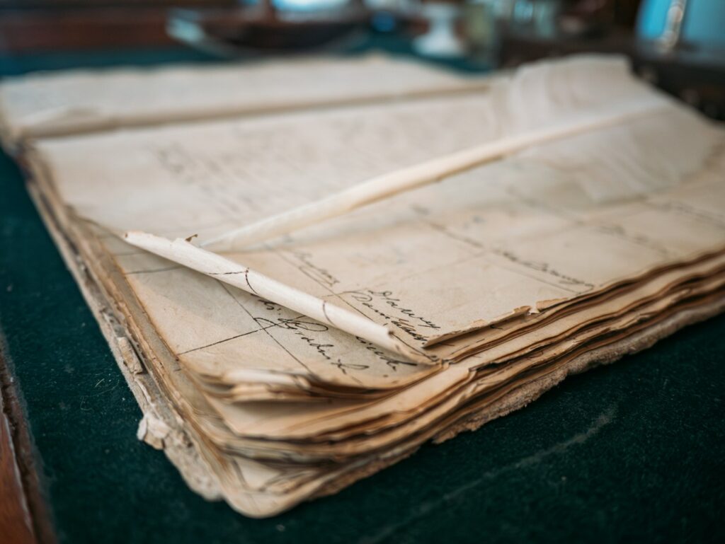 Livro de registo antigo com notas manuscritas, pronto para digitalizar faturas e inventários com IA