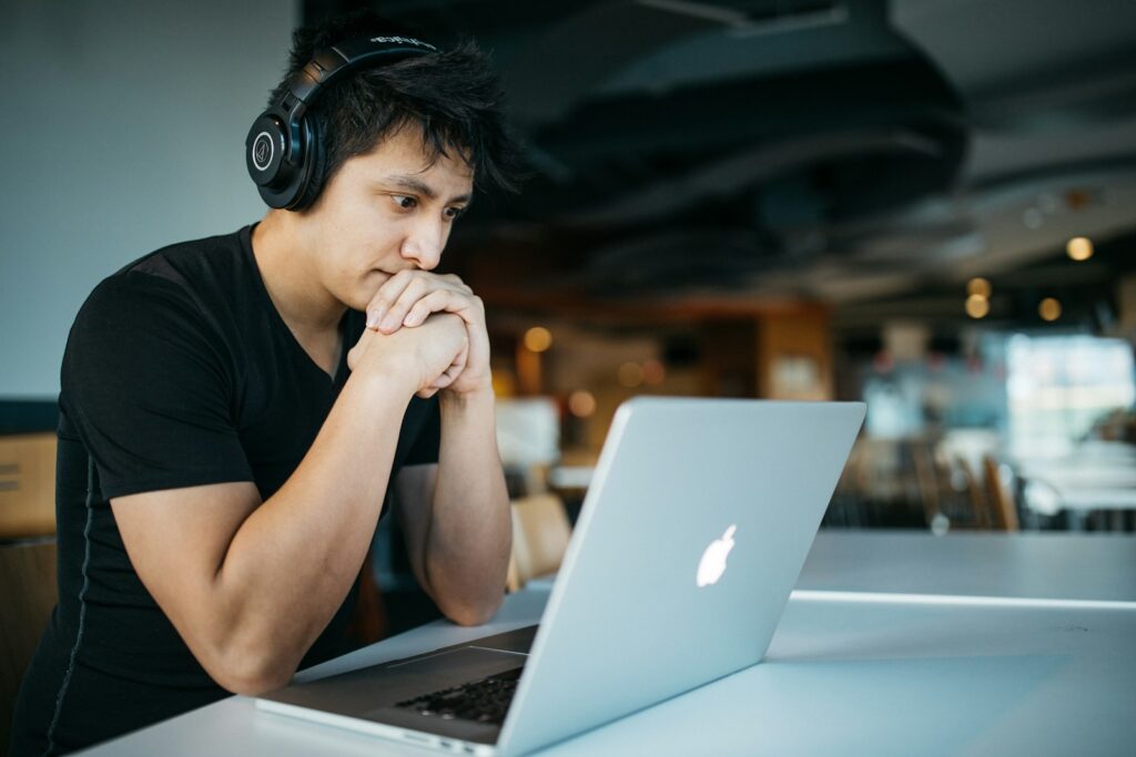 Kickresume: review 2026, preços e currículos com IA