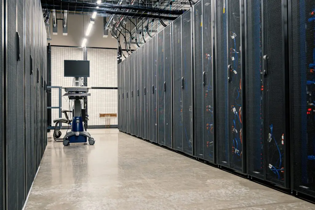 Racks de servidores num centro de dados, representando a infraestrutura de treino antes de Grok 5 data de lançamento