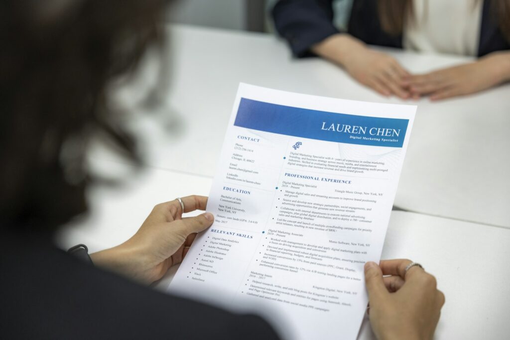 Candidato a procurar vagas de emprego com apoio de IA no currículo