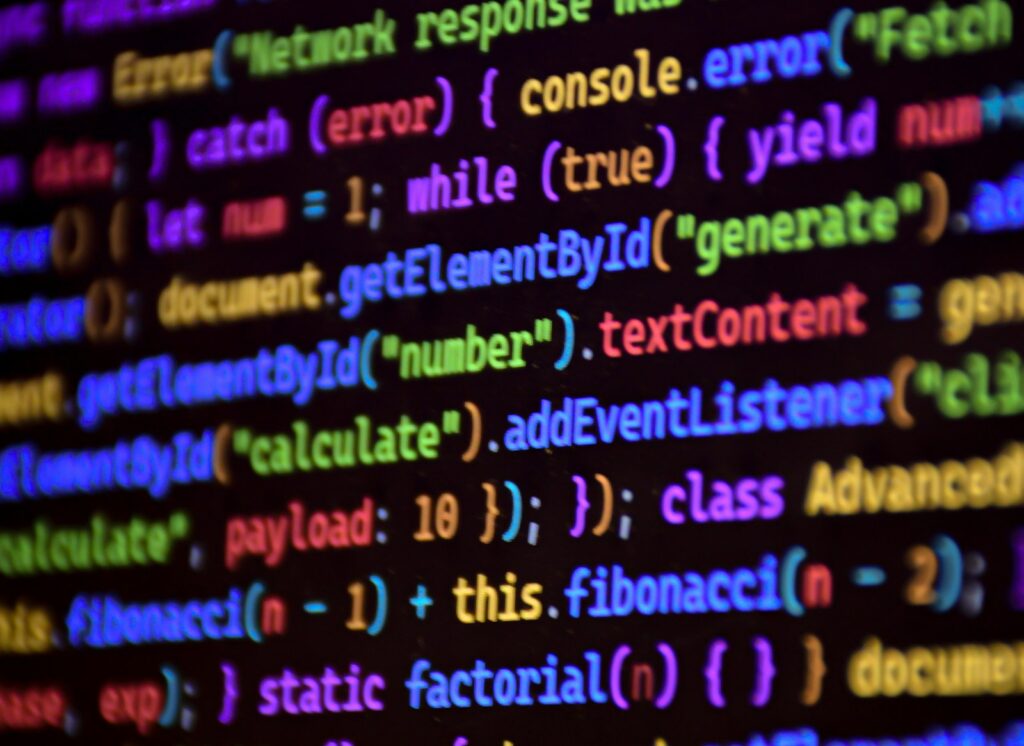 Ecrã de computador com código, representando a técnica de prompts de ancoragem para impedir que a IA invente sintaxe