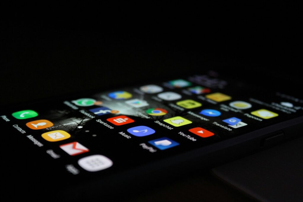 Smartphone com aplicação de mensagens aberta, representando um bot de IA no WhatsApp