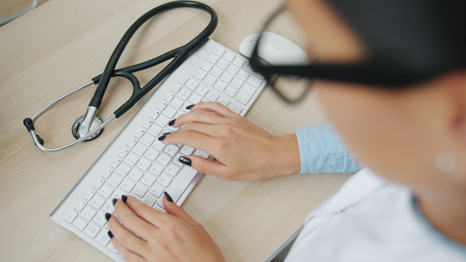Heidi Health vs Nabla vs Freed, comparativo de scribes médicos com IA